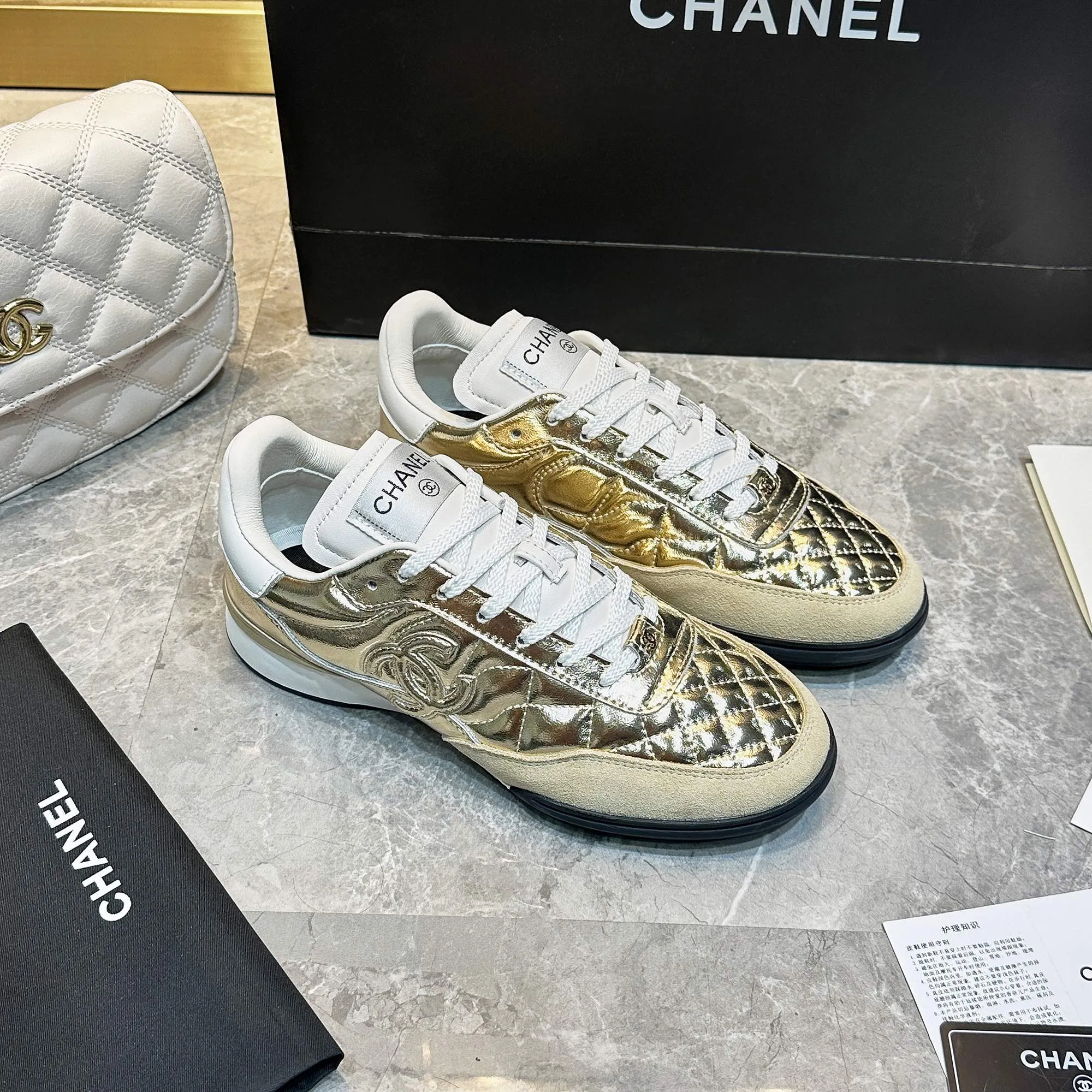 👟👟Ex-factory price 560👟👟 Chanel Chanel - 2024 counter top casual sports shoes This classic design; the upper is electro-embroidered with a variety of techniques; the outsole is fashionable and sporty; it is unusual to incorporate a variety of color matching elements... The diversified mix and match is very beautiful and versatile, casual, fashionable, sports and outdoor can be taken into account... ꫛꫀꪝ Go➫ Material: ❶Upper is made of: Original imported mixed-breed sheep ❷Inside made of: original imported breathable sheepskin ❸Outsole based on: original TPU outsole Full set of boutique packaging for women 35–41